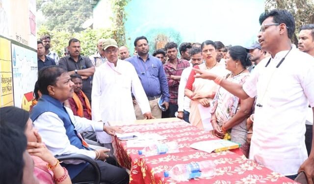 रायपुर : वनमंत्री केदार कश्यप ने ग्रामीणों को किया जागरूक, मतदाता सूची के विशेष गहन पुनरीक्षण में सहयोग का आग्रह