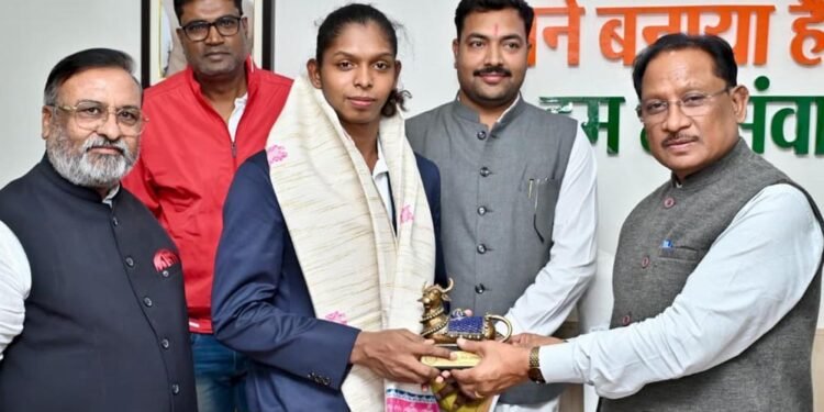 रायपुर : मुख्यमंत्री  साय ने महिला कबड्डी विश्व कप की स्टार खिलाड़ी संजू देवी को दी बधाई