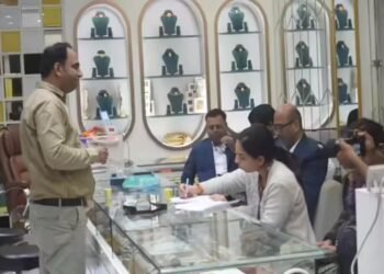 सतना में GST टीम का बड़ा छापा: ग्राहक बनकर पहुंचे अफसर, कच्चा बिल मिलने पर जूलर्स पर कार्रवाई