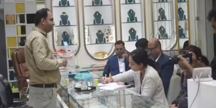 सतना में GST टीम का बड़ा छापा: ग्राहक बनकर पहुंचे अफसर, कच्चा बिल मिलने पर जूलर्स पर कार्रवाई