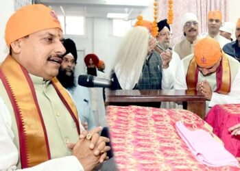 केसरिया पगड़ी में मोहन यादव ने गुरुनानक जयंती पर गुरुद्वारा में दी श्रद्धांजलि, सिक्खों के बलिदान को किया याद