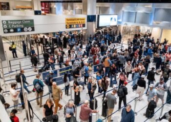 अमेरिका में शटडाउन का संकट: 40 एयरपोर्ट पर हजारों उड़ानें रद्द, यात्रियों को हो रही परेशानी