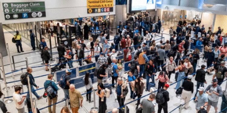 अमेरिका में शटडाउन का संकट: 40 एयरपोर्ट पर हजारों उड़ानें रद्द, यात्रियों को हो रही परेशानी