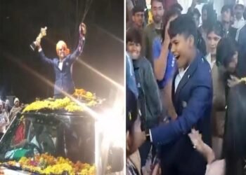 World Champion क्रांति का भव्य स्वागत! क्रिकेट के शुरुआती मैदान पर माथा टेका और माटी चूमा