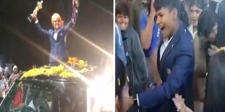 World Champion क्रांति का भव्य स्वागत! क्रिकेट के शुरुआती मैदान पर माथा टेका और माटी चूमा