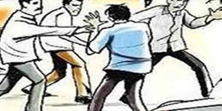 नरसिंहपुर में कानून का मखौल: पुलिस चौकी के भीतर युवक की पिटाई, 5 आरोपी घेरे में