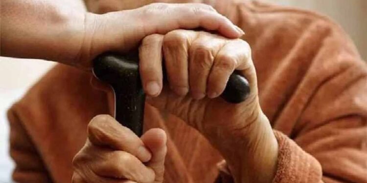 बेटे-बेटी ने मां को 2.5 साल तक कमरे में किया कैद, पड़ोसियों की सूचना के बाद पुलिस ने बचाया