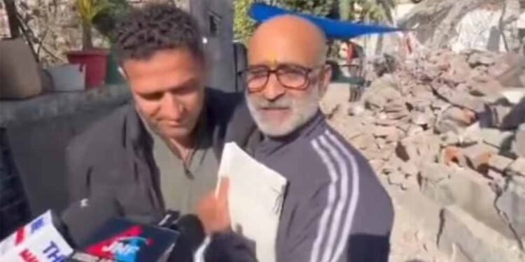 मुस्लिम पत्रकार का घर ढहा, हिंदू पड़ोसी ने बढ़ाया मदद का हाथ—प्लॉट गिफ्ट कर बनाया मिसाल