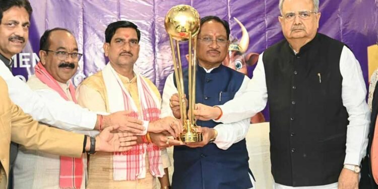 मुख्यमंत्री और विधानसभा अध्यक्ष ने हॉकी मेन्स जूनियर वर्ल्ड कप ट्रॉफी 2025 का किया भव्य अनावरण