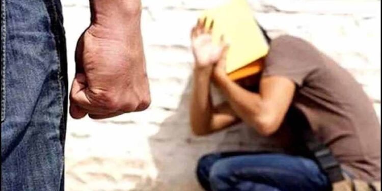 इंदौर में रैगिंग का खौफ: 3 घंटे बंधक बनाकर टॉर्चर, शराब-सिगरेट के लिए मजबूर, 4 छात्र सस्पेंड