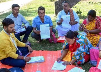 37 साल से लापता बेटा SIR ने ढूंढ़ निकाला! जानिए बंगाल में कैसे हुआ चमत्कार