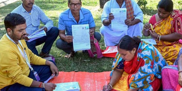 37 साल से लापता बेटा SIR ने ढूंढ़ निकाला! जानिए बंगाल में कैसे हुआ चमत्कार