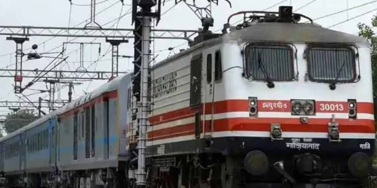 रेलवे में सिर्फ हलाल मीट परोसने का विवाद गरम, NHRC ने जारी किया नोटिस