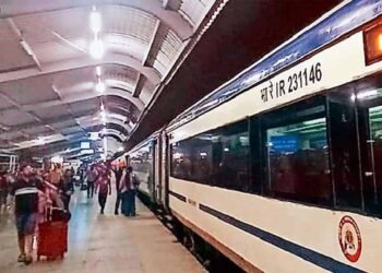 भोपाल-Delhi ट्रेनें रेंग रहीं पटरी पर! वंदे भारत को छोड़ बाकी एक्सप्रेस ट्रेनें घंटों लेट