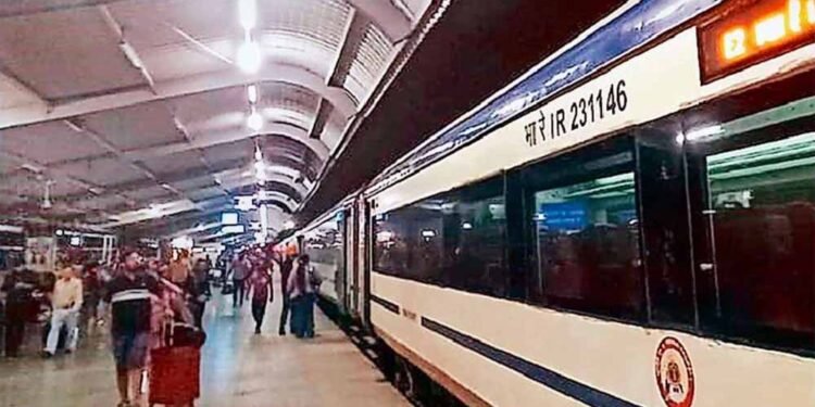 भोपाल-Delhi ट्रेनें रेंग रहीं पटरी पर! वंदे भारत को छोड़ बाकी एक्सप्रेस ट्रेनें घंटों लेट