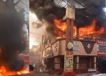 कोरबा के एसएस प्लाजा में भीषण आग, कई दुकानें जलकर खाक, दमकल की 14 गाड़ियां मौके पर