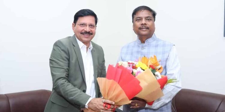 वन मंत्री कश्यप से एसईसीएल के सीएमडी ने की सौजन्य भेंट