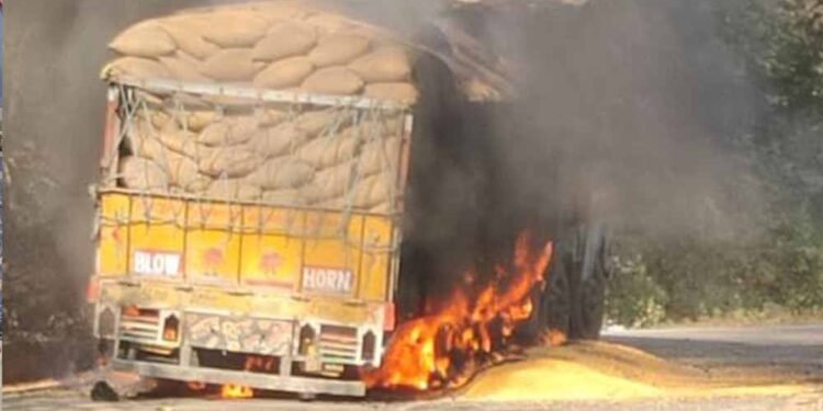 साल्हेवारा घाटी में बड़ा हादसा टला: मक्का से भरे ट्रक में अचानक आग, दमकल की तत्परता से बची बड़ी दुर्घटना