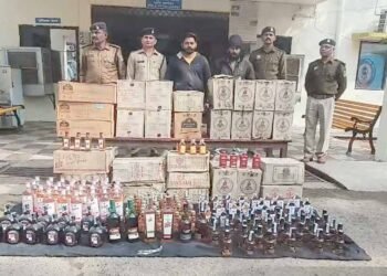 एमपी की लाखों की अवैध शराब जब्त, कार से तस्करी करते दो आरोपी गिरफ्तार
