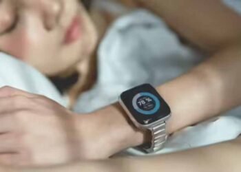 सोते समय स्मार्टवॉच पहनना: फायदे या नुकसान? जानें असलियत