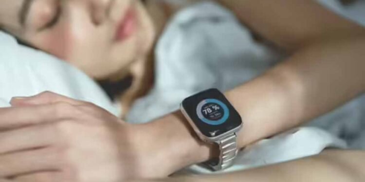 सोते समय स्मार्टवॉच पहनना: फायदे या नुकसान? जानें असलियत