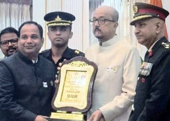 सशस्त्र सेना झंडा दिवस: राज्यभर से जुटाए गए 18 लाख रुपये, कलेक्टर डॉ. गौरव सिंह को राज्यपाल ने किया सम्मानित