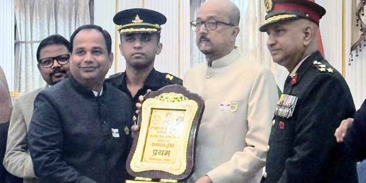 सशस्त्र सेना झंडा दिवस: राज्यभर से जुटाए गए 18 लाख रुपये, कलेक्टर डॉ. गौरव सिंह को राज्यपाल ने किया सम्मानित