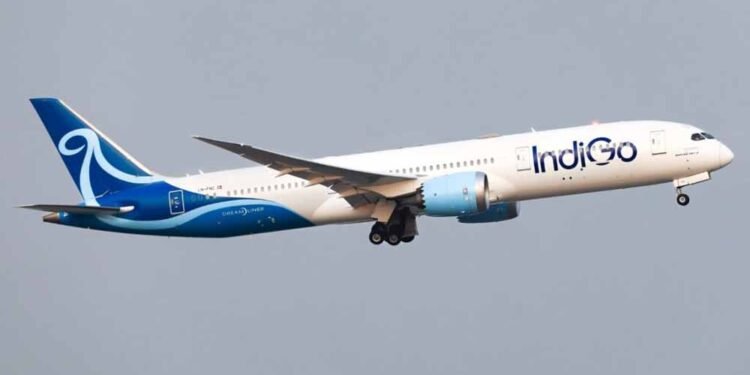 इंडिगो उड़ानों में गड़बड़ी, DGCA ने चेताया—रिपोर्ट के बाद कड़ी कार्रवाई संभव