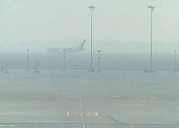 दिल्ली में प्रदूषण और घना कोहरा बना आफत, 100 से ज्यादा उड़ानें रद्द; एयरलाइंस के लिए सरकार की नई गाइडलाइंस