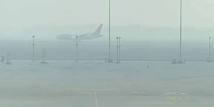 दिल्ली में प्रदूषण और घना कोहरा बना आफत, 100 से ज्यादा उड़ानें रद्द; एयरलाइंस के लिए सरकार की नई गाइडलाइंस