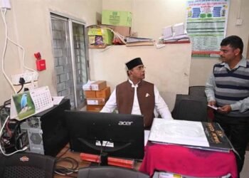 मंत्री सारंग ने पांढुर्णा के बोरगांव स्थित सेवा सहकारी समिति का किया औचक निरीक्षण