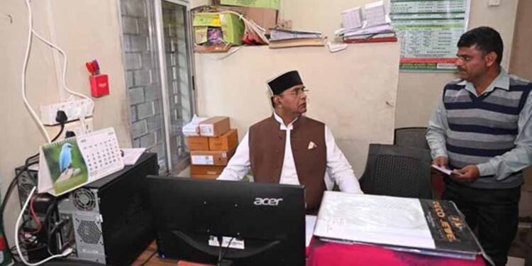 मंत्री सारंग ने पांढुर्णा के बोरगांव स्थित सेवा सहकारी समिति का किया औचक निरीक्षण