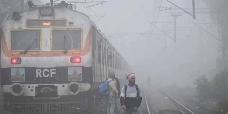 कोहरे का कहर: रांची–नई दिल्ली राजधानी एक्सप्रेस 10.5 घंटे लेट, भूख-प्यास से बेहाल यात्री