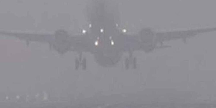 कोहरे की मार: IGI एयरपोर्ट पर फ्लाइट्स लेट, यात्रियों के लिए एडवाइजरी जारी