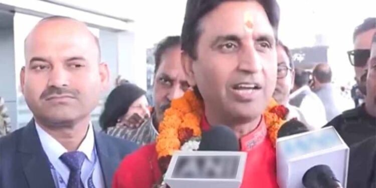 ‘एक हिन्दू को जिंदा जला दिया और…’ बांग्लादेश के हालात पर कवि कुमार विश्वास ने जताई चिंता