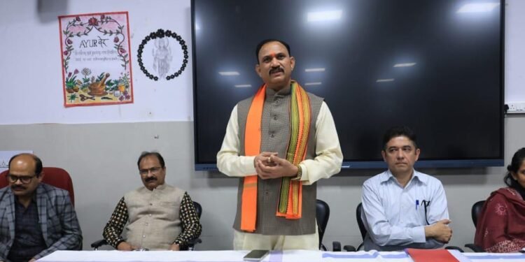 रायपुर : स्वास्थ्य मंत्री  श्याम बिहारी जायसवाल की अध्यक्षता में शासकीय आयुर्वेद महाविद्यालय रायपुर के स्वशासी कार्यकारिणी समिति की 24 वीं बैठक संपन्न