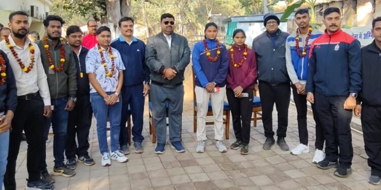 रायपुर : चयनित अग्निवीरों एवं अभ्यर्थियों का शिक्षा मंत्री गजेन्द्र यादव ने किया सम्मान