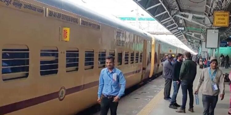 आठ माह में गंदगी फ़ैलाने वालों से रेलवे ने 24 लाख 82 हजार से अधिक का जुर्माना वसूला