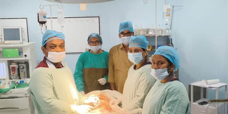 बुरहानपुर में डॉक्टरों का मिरेकल: 57 वर्षीय महिला के पेट से 8 किलो का ट्यूमर निकाला