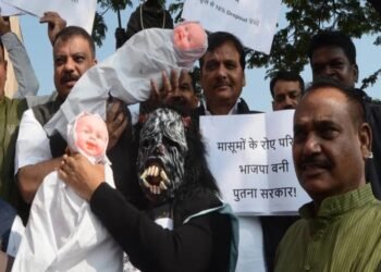 मध्य प्रदेश विधानसभा शीतकालीन सत्र शुरू, कांग्रेस विधायकों ने कफ सिरप मौतों के विरोध में बच्चों के पुतले और ‘पूतना’ के साथ किया प्रदर्शन