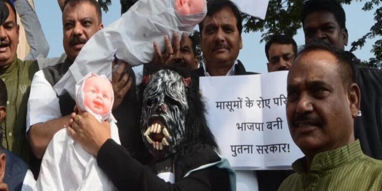 मध्य प्रदेश विधानसभा शीतकालीन सत्र शुरू, कांग्रेस विधायकों ने कफ सिरप मौतों के विरोध में बच्चों के पुतले और ‘पूतना’ के साथ किया प्रदर्शन