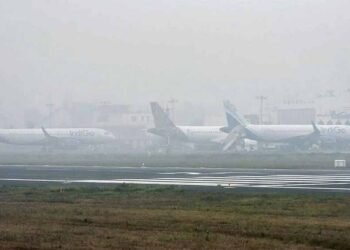 दिल्ली-NCR में घना कोहरा और स्मॉग, 22 उड़ानें रद्द, विजिबिलिटी प्रभावित