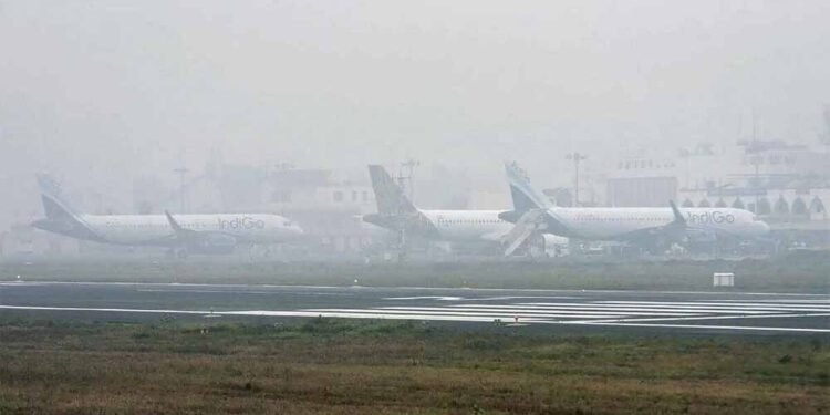 दिल्ली-NCR में घना कोहरा और स्मॉग, 22 उड़ानें रद्द, विजिबिलिटी प्रभावित