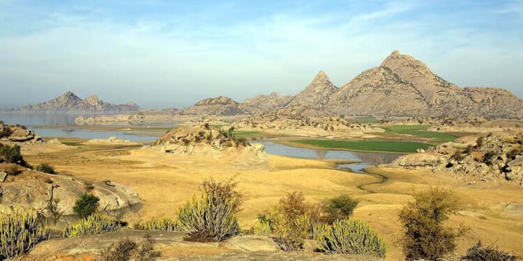 अरावली पहाड़ियों की नई परिभाषा: 100 मीटर ऊंचाई का फॉर्मूला क्या है और क्यों उठे सवाल?