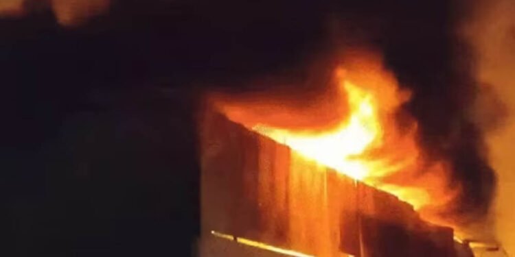 भोपाल टिंबर मार्केट में बारूद से धमाका, रेलवे ट्रैक के पास लगी 50 फीट तक लपटें, 4 घायल