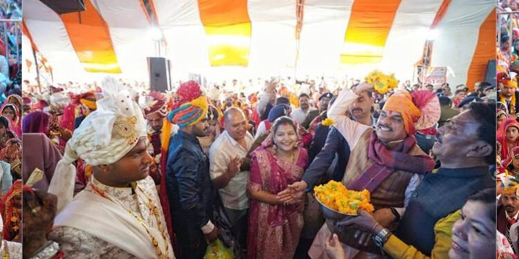 क्षिप्रा में CM मोहन ने 251 नवदंपतियों को आशीर्वाद दिया, बोले- सामूहिक विवाह से कम होता है पारिवारिक बोझ