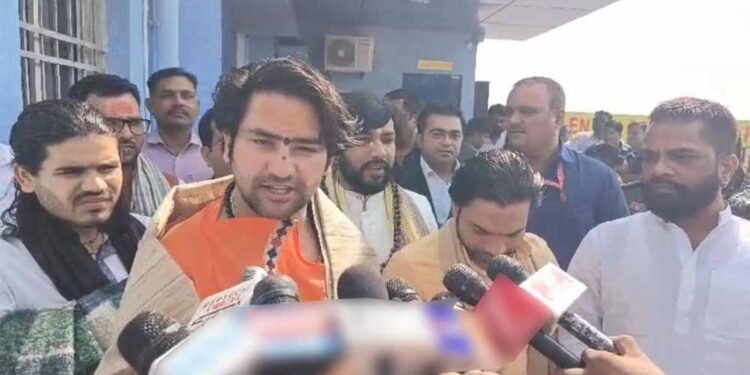 पं. धीरेंद्र कृष्ण शास्त्री ने रायपुर में की धर्मांतरण पर चिंता व्यक्त, कहा- भारत में कैंसर से भी ज्यादा खतरनाक