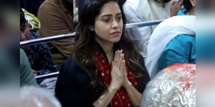 बाबा महाकाल के दरबार में नुसरत भरूचा ने टेका मत्था, भस्म आरती में हुईं शामिल