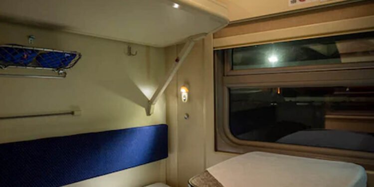 ट्रेनों में चादर और टॉवल ले जा रहे यात्री, दो साल में रेलवे को हुआ 34 लाख रुपये का नुकसान