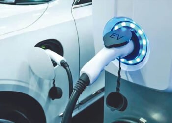 VinFast की V-Green ने HPCL के साथ की साझेदारी, फ्यूल स्टेशन पर लगेंगे EV चार्जिंग स्टेशन